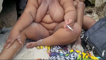 Aproveito a praia de abril para me exibir nu e gozar muito