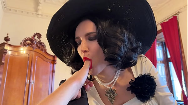 Castelo dimitrescu recebe hóspede inesperado no halloween quente e perigoso