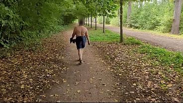 Coroa Bunduda Sensual Mostra Os Peitos Em Público Excitante