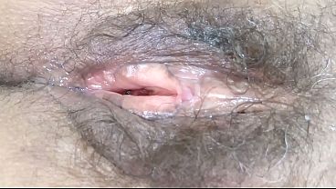 Coroa latina peluda mostra a buceta depois da transa e pede mais pau