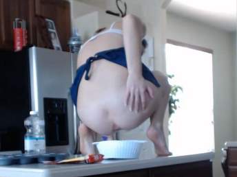 Esposa Mistura Sua Merda Com Bolo Para O Marido Comer
