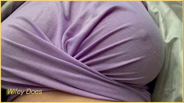 Esposa Sem Sutiã Mostra Peitos Perfeitos Com Blusa Rosa Justa