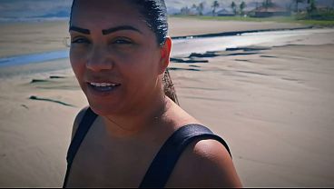Fetiche de suor: lambendo axila e buceta salgada na praia