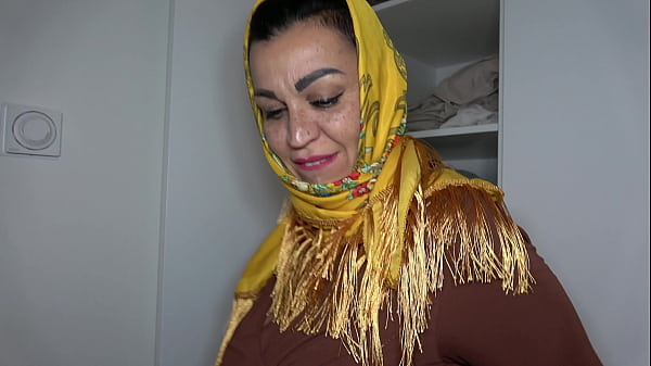 Gordinha Árabe Com Véu Recebe Um Pau Grande Na Bunda