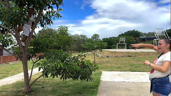 Gordinha malha na árvore enquanto um anãozinho a observa escondido