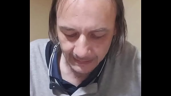 Gordinha molhada recebe boquete do marido na cozinha