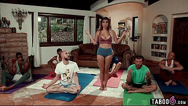 Instrutora de yoga lilith grace se enrola em suruba acidental