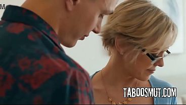 Madrasta gordinha aceita oferecimento do enteado para trepar