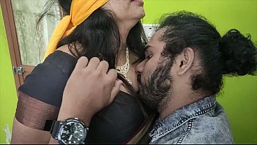 Marido Faz Carinho E Beija Profundamente No Sofá