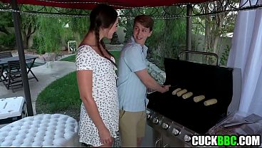 Marido traído compartilha a esposa com três negões