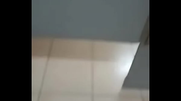Mostro meus pés lindos no banheiro da faculdade