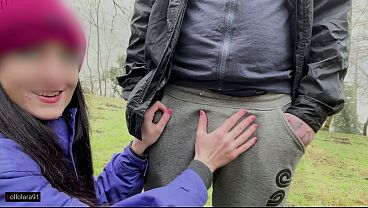 Mulher faz pompa na floresta com pau grande na boca