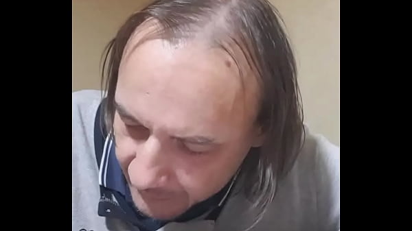 Novinha peluda recebe punheta do padrasto no quarto