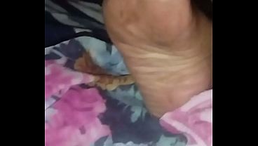 Pés de coroa gordinha e peluda se divertindo muito
