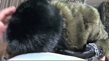 Pov surpreendente com goela profunda e luvas de couro