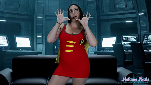 Super-heroína coroa se masturba na batcave sozinha