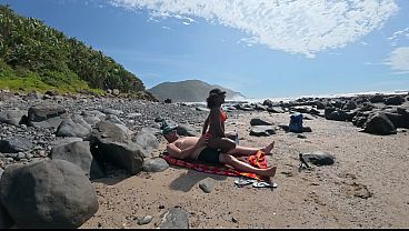 Traindo Meu Marido Com Desconhecido Na Praia Olhado Pelo Oceano