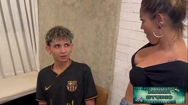 Trepei com minha madrasta safada para que ela não contasse ao meu pai