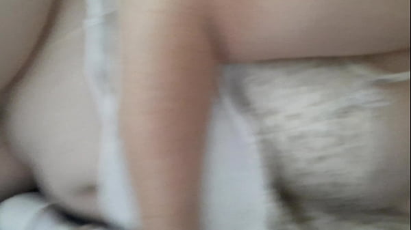 Vivi guedez se remexe devagar na bunda grande do namorado