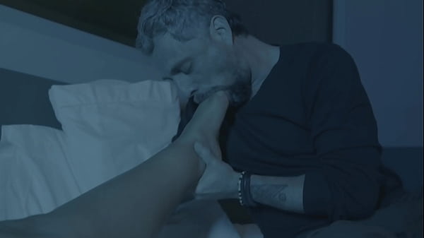 Você adoraria lamber os pés da minha coroa gostosa